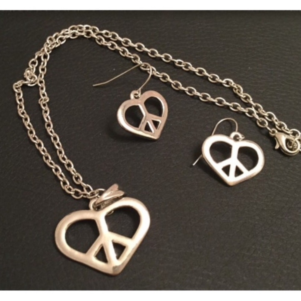 Heart Pendant Necklace with earrings NWOT